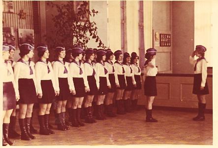 в фойе техникума граппа девушек в форме.jpg